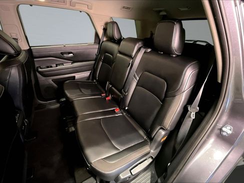 Used 2025 Nissan Pathfinder SL image 22
