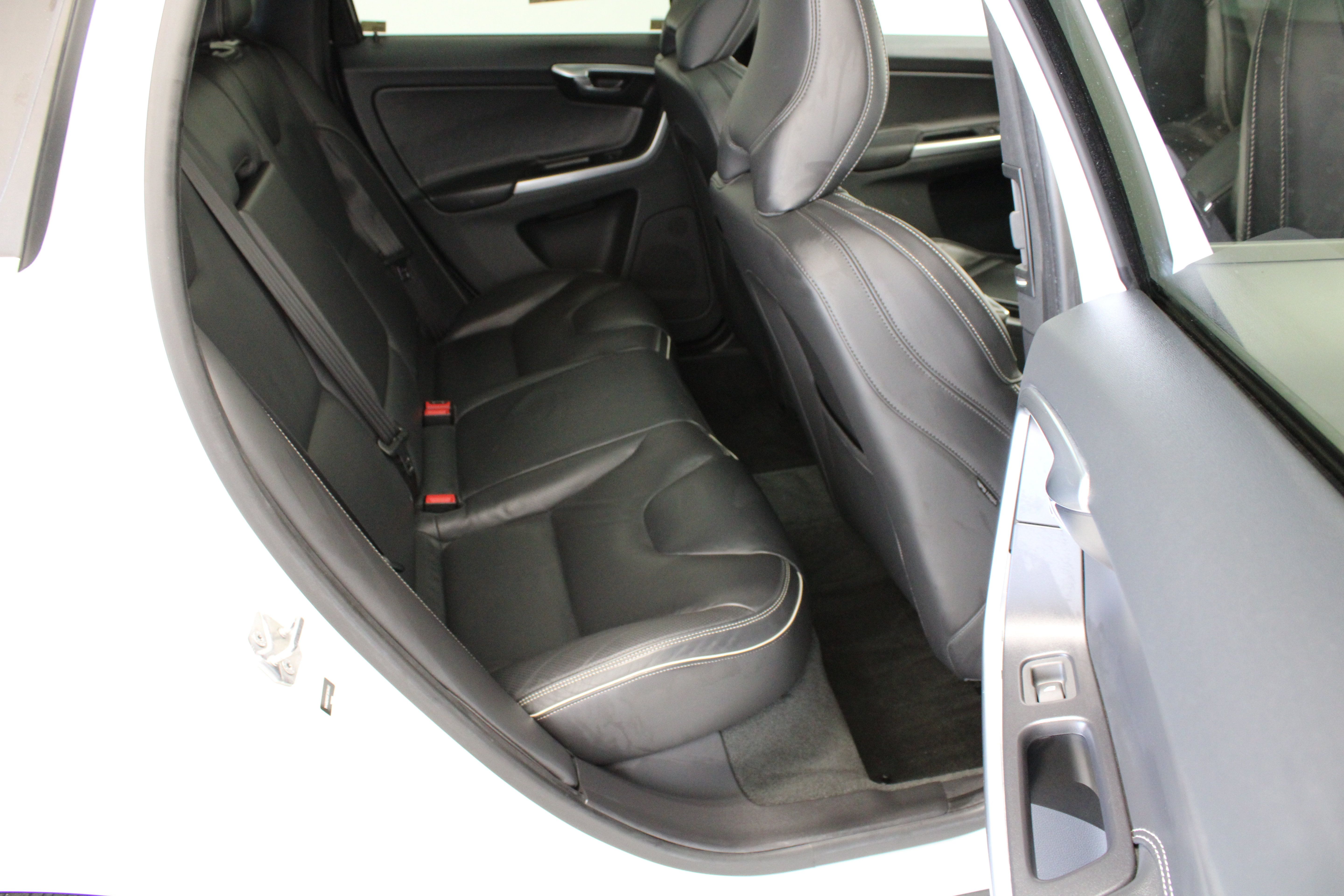 Used 2015 Volvo XC60 T6 R-Design Platinum AWD/4WD image 37