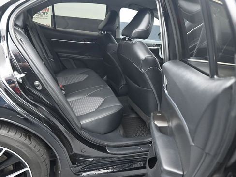 Used 2022 Toyota Camry SE FWD image 11