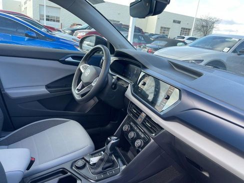 Used 2023 Volkswagen Taos SE image 2