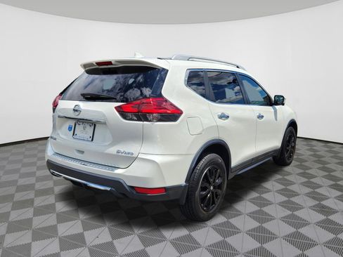 Used 2017 Nissan Rogue SV w/ SV Premium Package AWD/4WD image 4