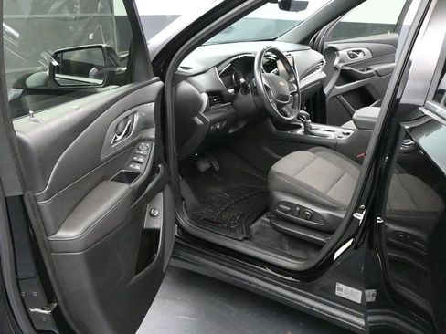 Used 2022 Chevrolet Traverse LT image 9