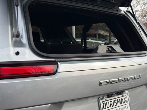 Used 2025 GMC Yukon Denali w/ Denali Reserve Package image 10