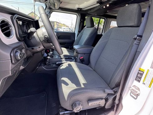 Used 2025 Jeep Wrangler Unlimited Sahara AWD/4WD image 13