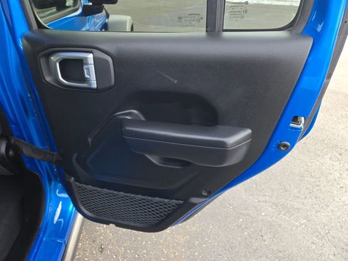 Used 2025 Jeep Wrangler Unlimited Rubicon AWD/4WD image 9