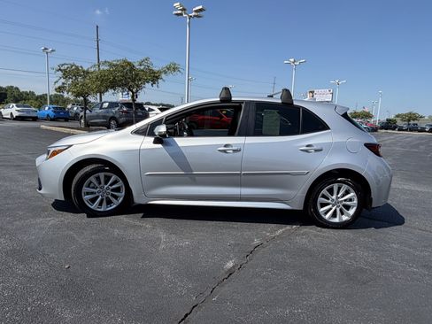 Used 2025 Toyota Corolla SE w/ SE Package FWD image 4