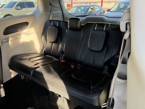 Used 2020 Chrysler Voyager Lxi image 11