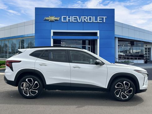 Certified 2024 Chevrolet Trax RS w/ Sunroof Package FWD image 5