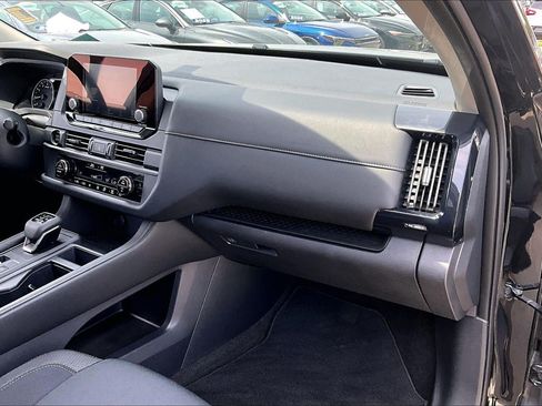Used 2025 Nissan Pathfinder S AWD/4WD image 27