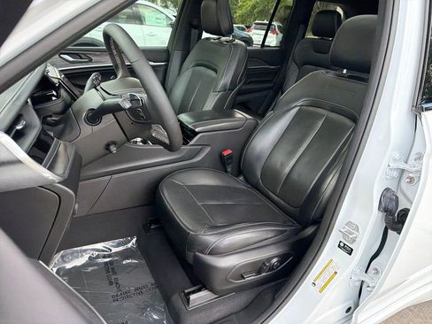 Used 2023 Jeep Grand Cherokee Overland AWD/4WD image 32