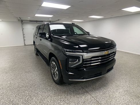 Used 2025 Chevrolet Suburban LT w/ Comfort Package AWD/4WD image 2