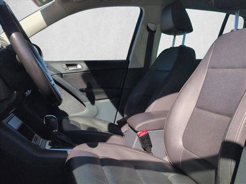 Used 2013 Volkswagen Tiguan SE image 16