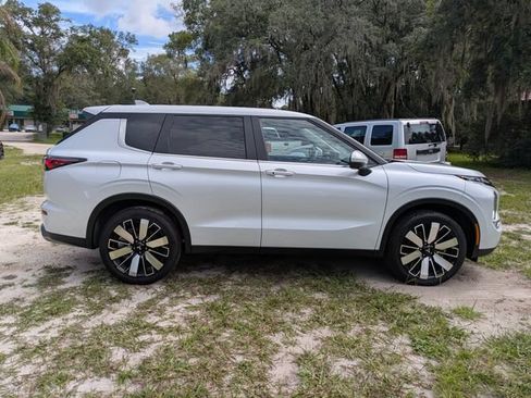 New 2026 Mitsubishi Outlander SE FWD image 3