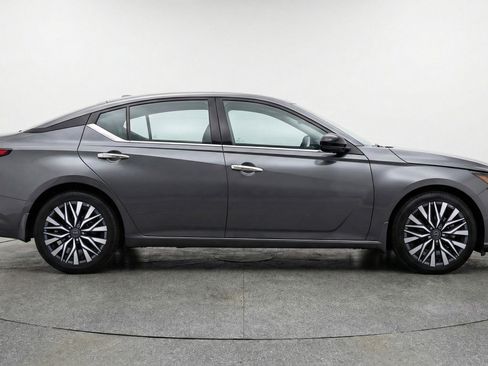 Used 2025 Nissan Altima 2.5 SV image 11