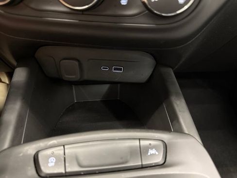 Used 2025 Chevrolet Trax RS w/ Sunroof Package FWD image 28