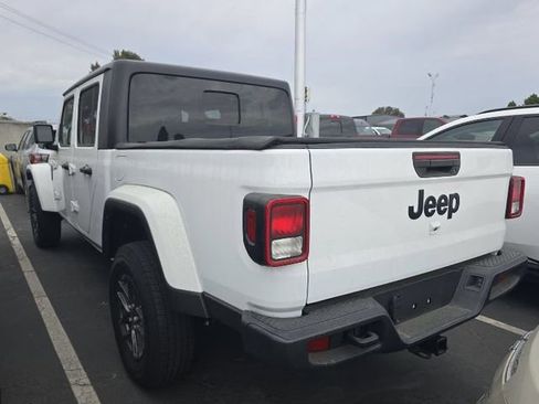 Used 2024 Jeep Gladiator Sport image 3