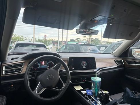 Used 2024 Volkswagen Atlas SE FWD image 11