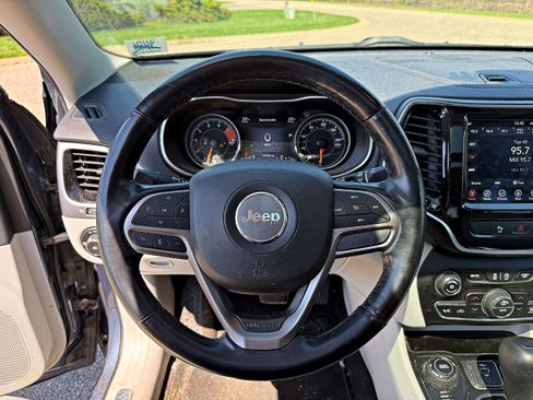 Used 2019 Jeep Cherokee Limited image 14