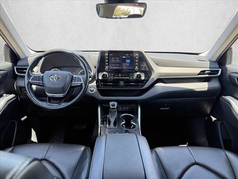 Used 2022 Toyota Highlander XLE FWD image 14