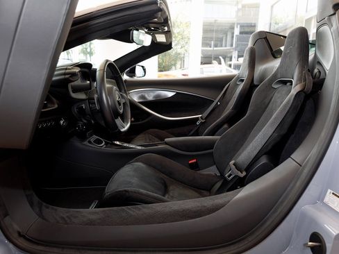 Used 2025 McLaren Artura Spider image 24