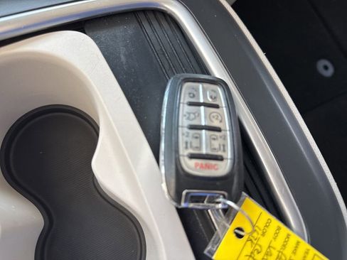 Used 2017 Chrysler Pacifica Limited image 30