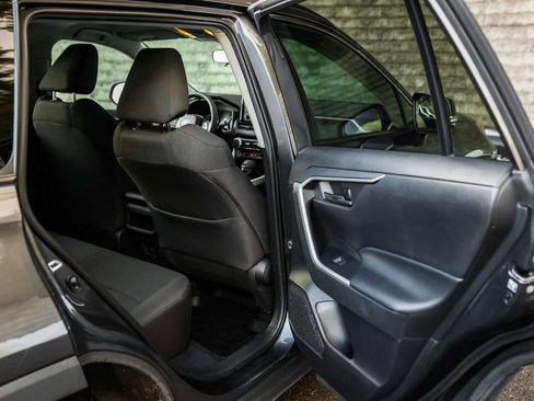 Used 2019 Toyota RAV4 LE image 17