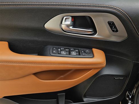 New 2026 Chrysler Pacifica Pinnacle image 17