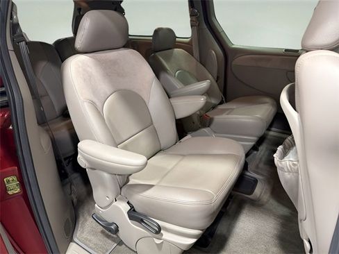 Used 2003 Chrysler Town & Country Limited image 29
