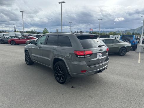 Used 2019 Jeep Grand Cherokee Altitude image 3