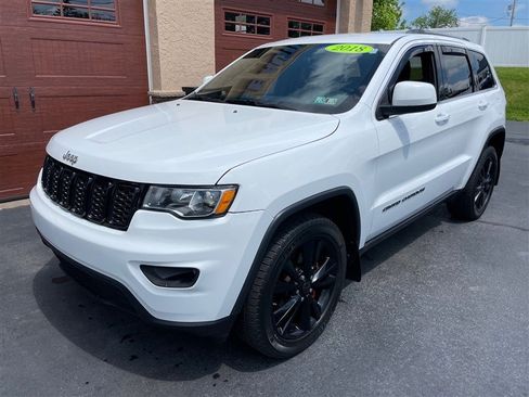 Used 2018 Jeep Grand Cherokee Laredo image 2