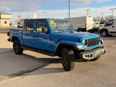 Used 2024 Jeep Gladiator Sport image 4