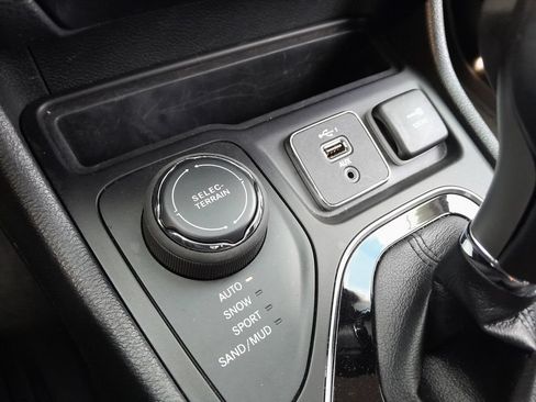 Used 2021 Jeep Cherokee Limited w/ Elite Package AWD/4WD image 32