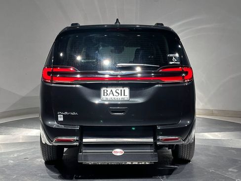 Used 2022 Chrysler Pacifica Touring-L FWD image 6