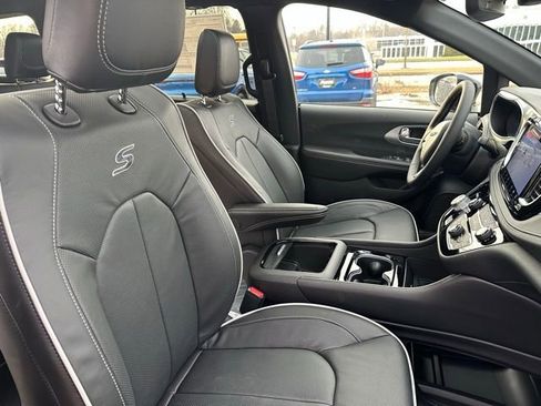 New 2026 Chrysler Pacifica Limited w/ S Appearance Package FWD image 15