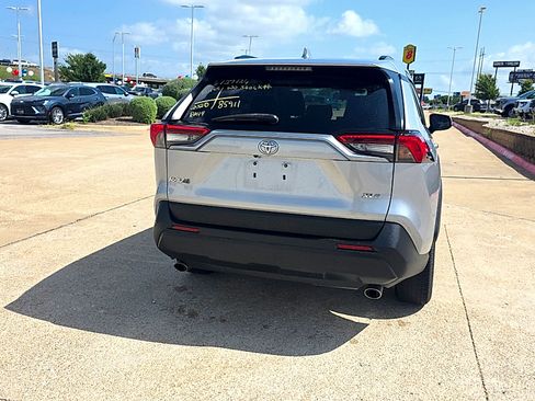 Used 2020 Toyota RAV4 XLE FWD image 10