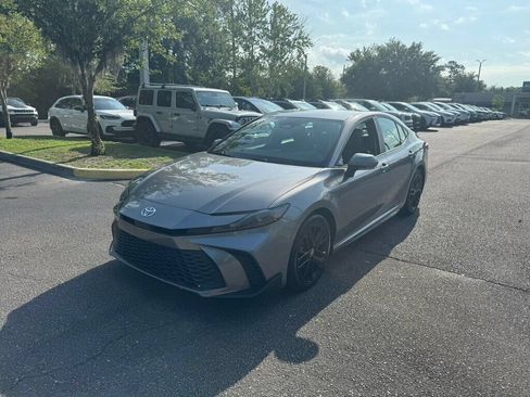 Used 2025 Toyota Camry SE FWD image 1