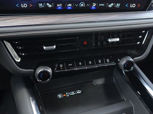 New 2025 Chevrolet Suburban Premier image 22