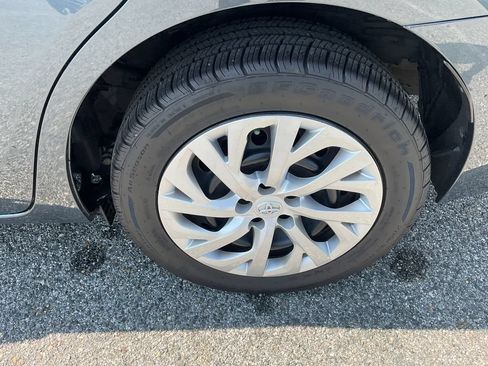 Used 2017 Toyota Corolla LE w/ Carpet Mat Package (TMS) FWD image 6
