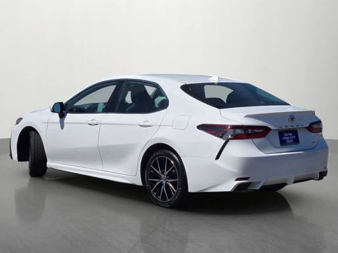 Used 2024 Toyota Camry SE FWD image 4