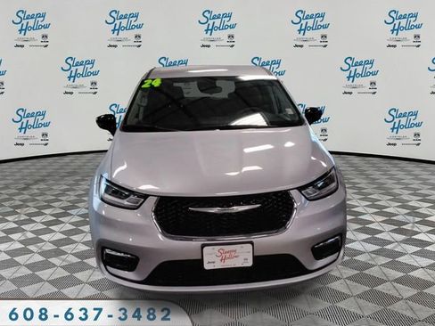 Used 2024 Chrysler Pacifica Touring-L image 2