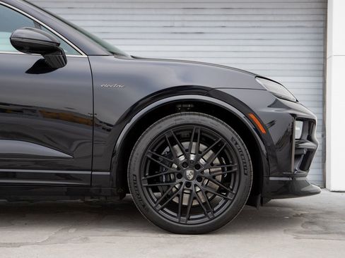 Certified 2025 Porsche Macan Turbo Electric image 9