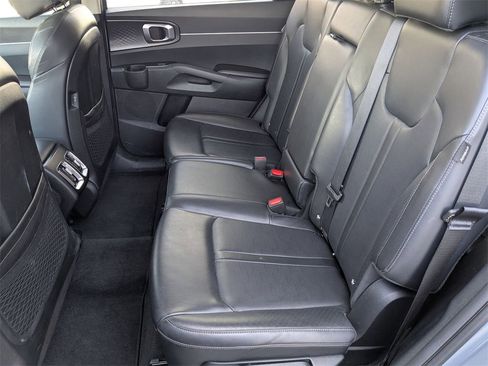 Used 2024 Kia Sorento S image 29