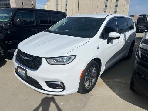 Used 2023 Chrysler Pacifica Touring-L image 3