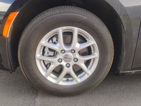 Used 2023 Chrysler Pacifica Touring-L image 7