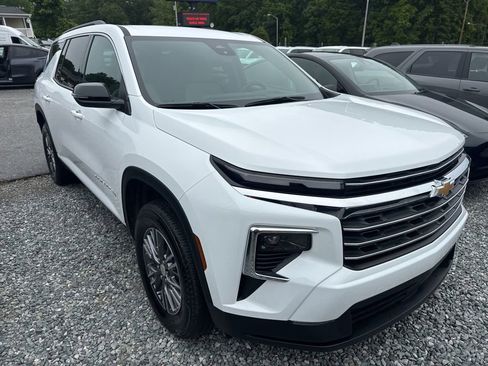 Used 2025 Chevrolet Traverse LT FWD image 2