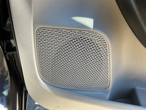 Used 2018 Chrysler Pacifica Touring-L FWD image 39