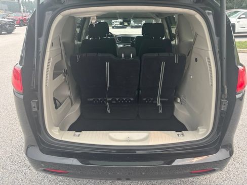 Used 2024 Chrysler Voyager LX FWD image 5