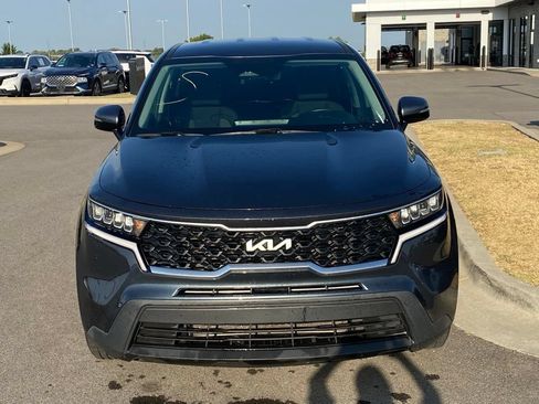 Certified 2023 Kia Sorento LX FWD image 2