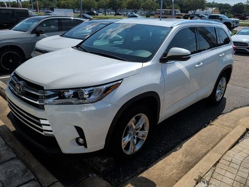 Used 2019 Toyota Highlander Limited FWD image 3