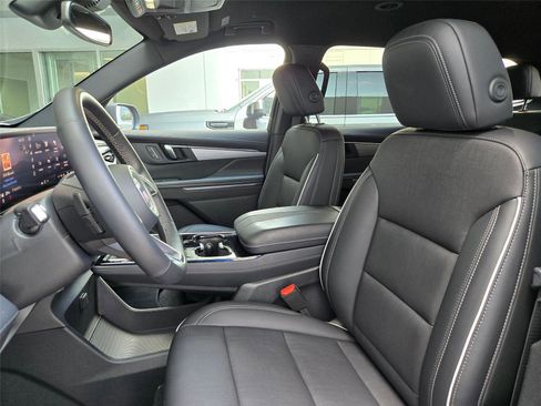 Used 2025 Buick Enclave Preferred FWD image 28